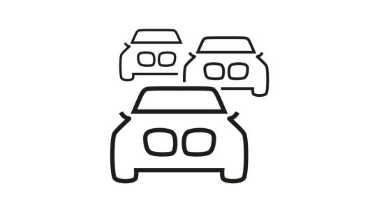 Das Bild ist eine Schwarz-Weiß-Strichzeichnung, die drei Autos zeigt. Ein größeres Auto steht im Vordergrund, während zwei kleinere Autos dahinter leicht versetzt angeordnet sind. Es symbolisiert Verkehr oder eine Autokolonne.